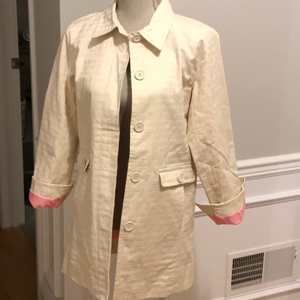 Stylish trench coat with pink lining